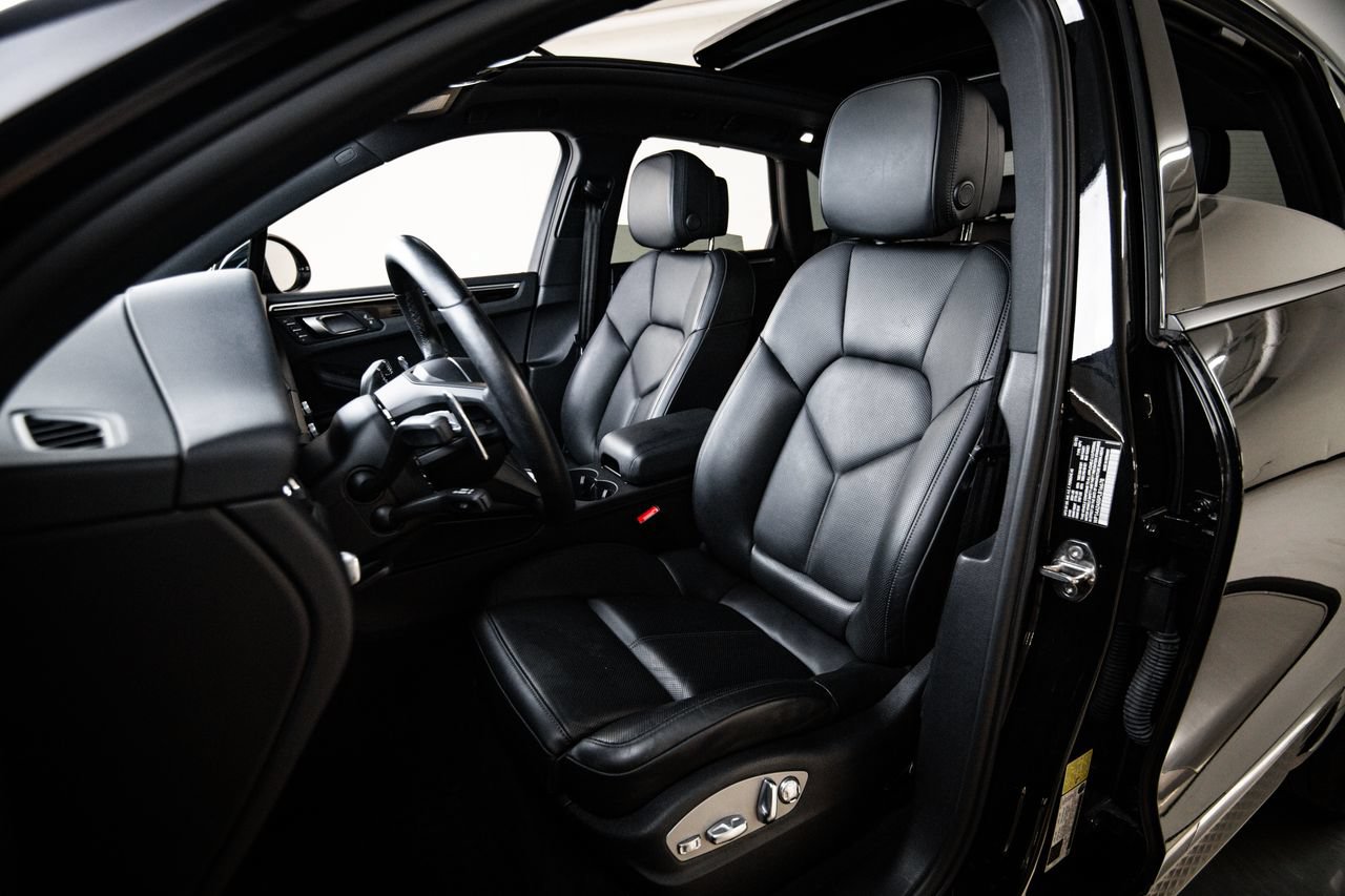 Certified 2023 Porsche Macan AWD/4WD image 5