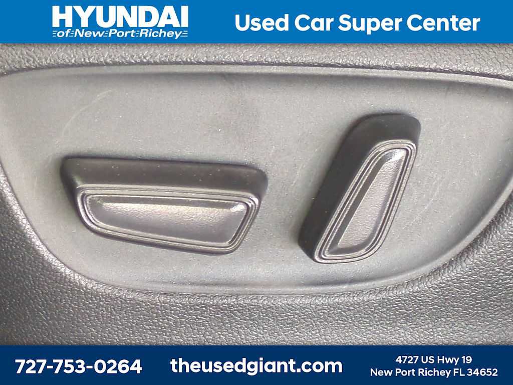 Used 2023 Toyota Highlander LE FWD image 23