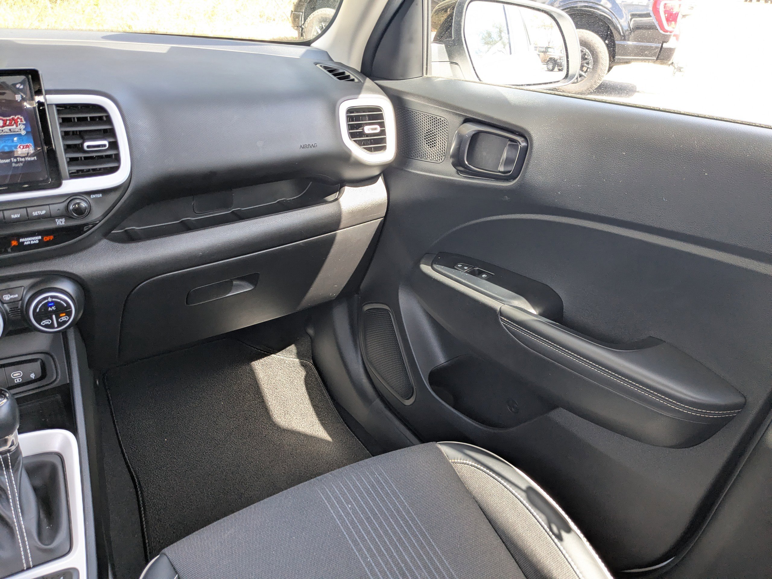 Used 2024 Hyundai Venue Limited image 16
