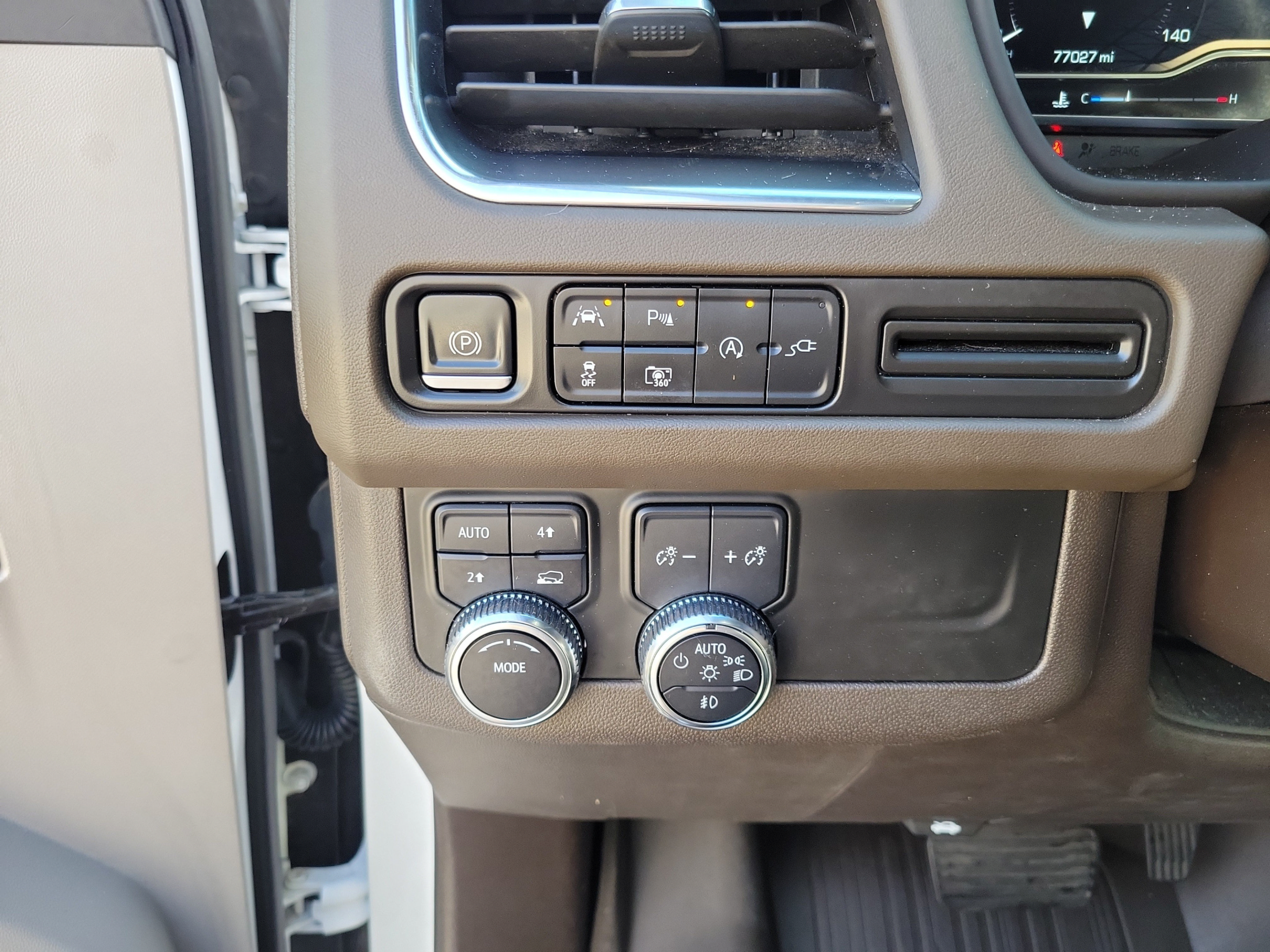 Used 2022 GMC Yukon XL SLT w/ SLT Luxury Package AWD/4WD image 9