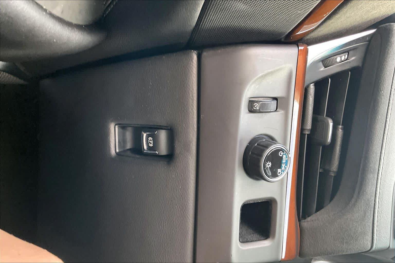 Used 2017 Cadillac Escalade Premium Luxury RWD image 32