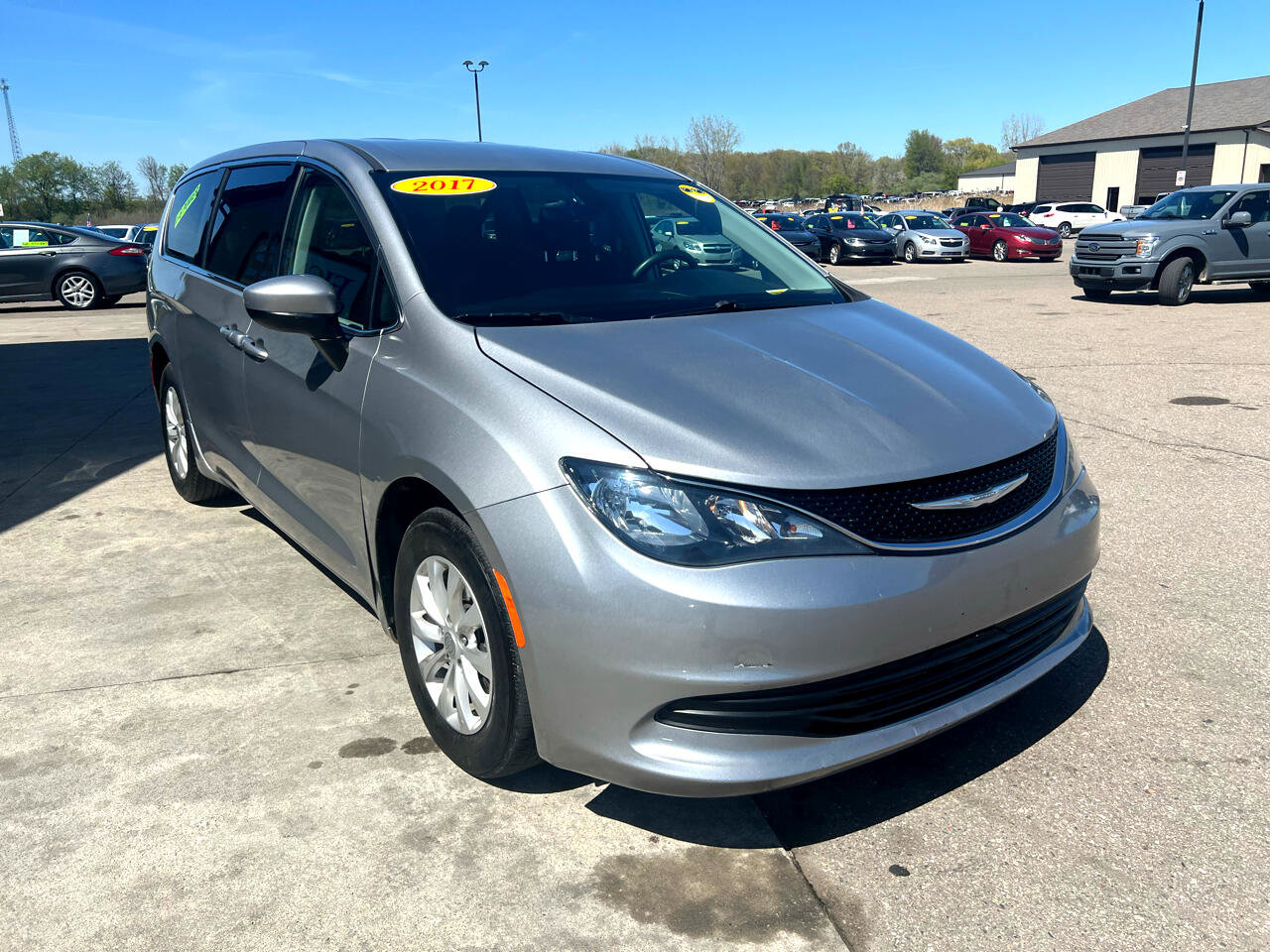 Used 2017 Chrysler Pacifica Touring w/ Tire & Wheel Group image 3