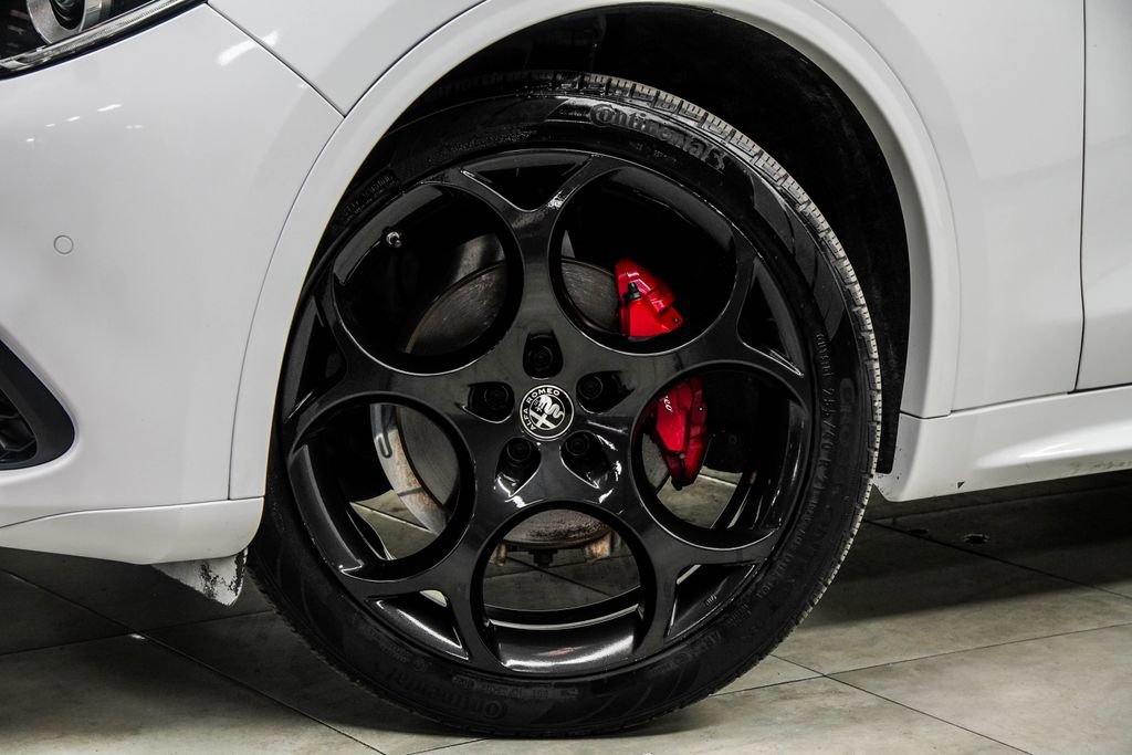 Used 2023 Alfa Romeo Stelvio Veloce image 3