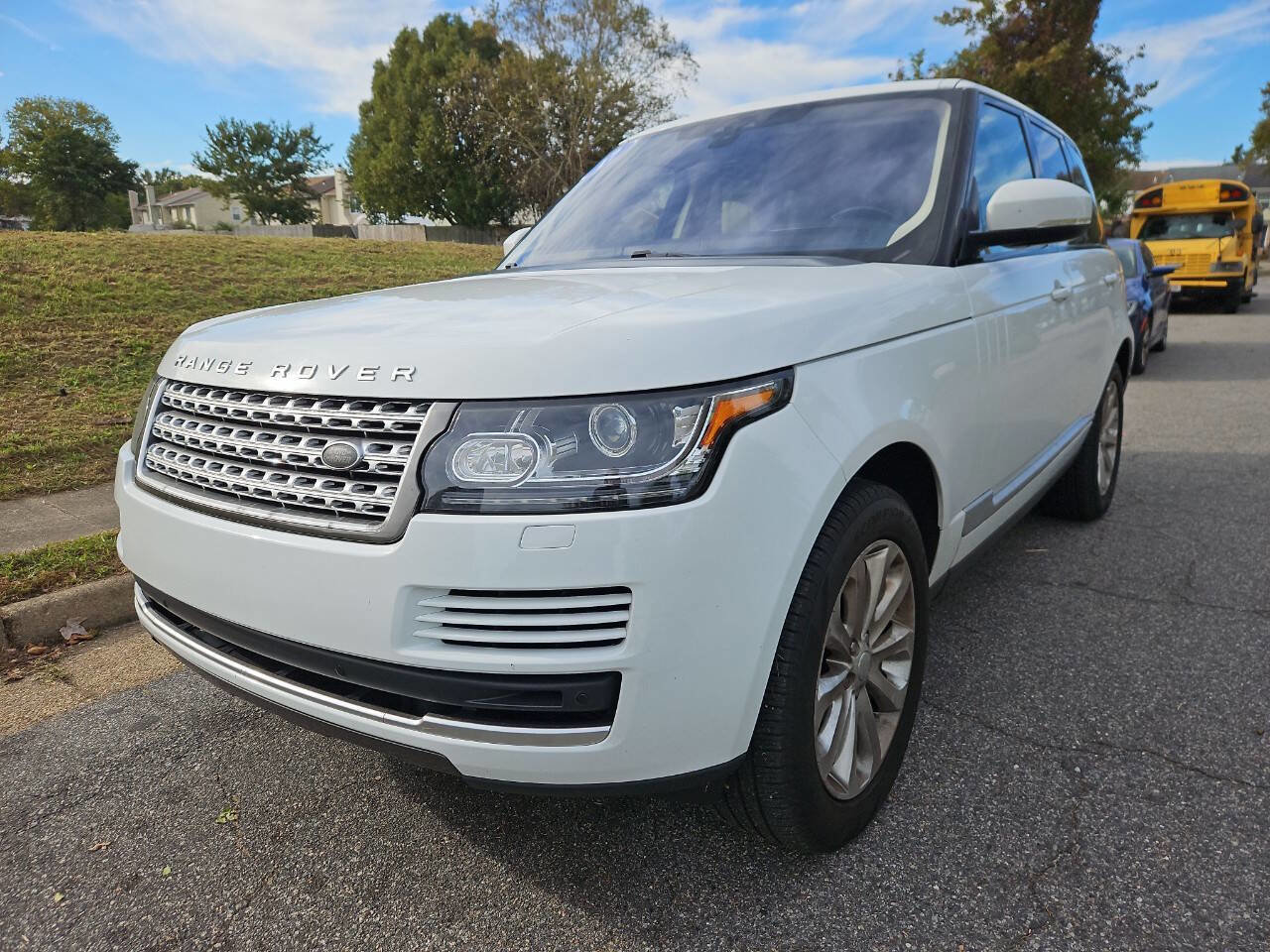 Used 2017 Land Rover Range Rover HSE image 3