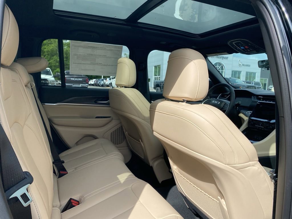 New 2025 Jeep Grand Cherokee Limited w/ Black Appearance Package image 14