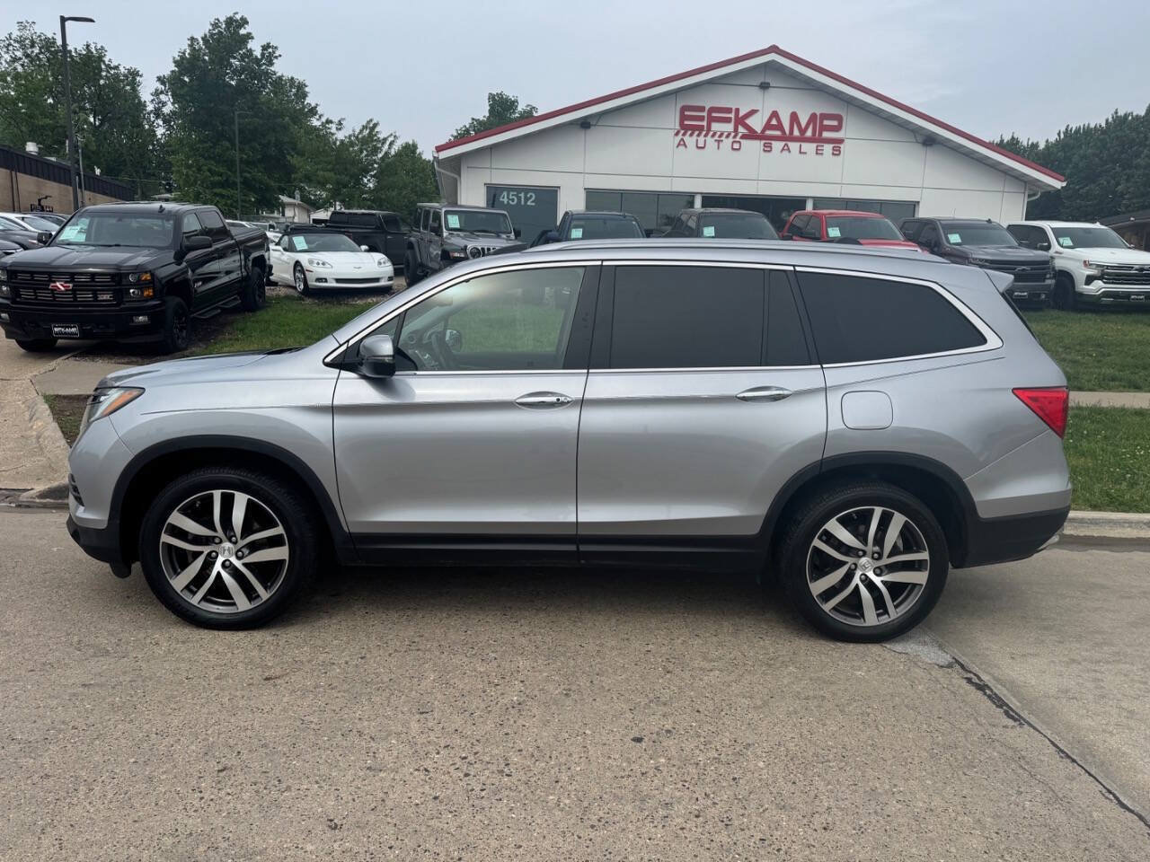 Used 2017 Honda Pilot Touring image 2