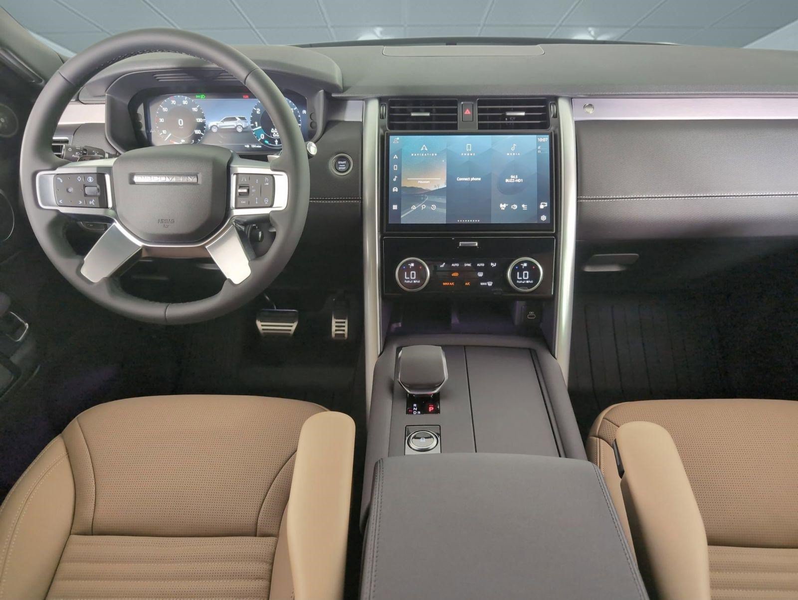 Certified 2025 Land Rover Discovery Dynamic SE AWD/4WD image 3