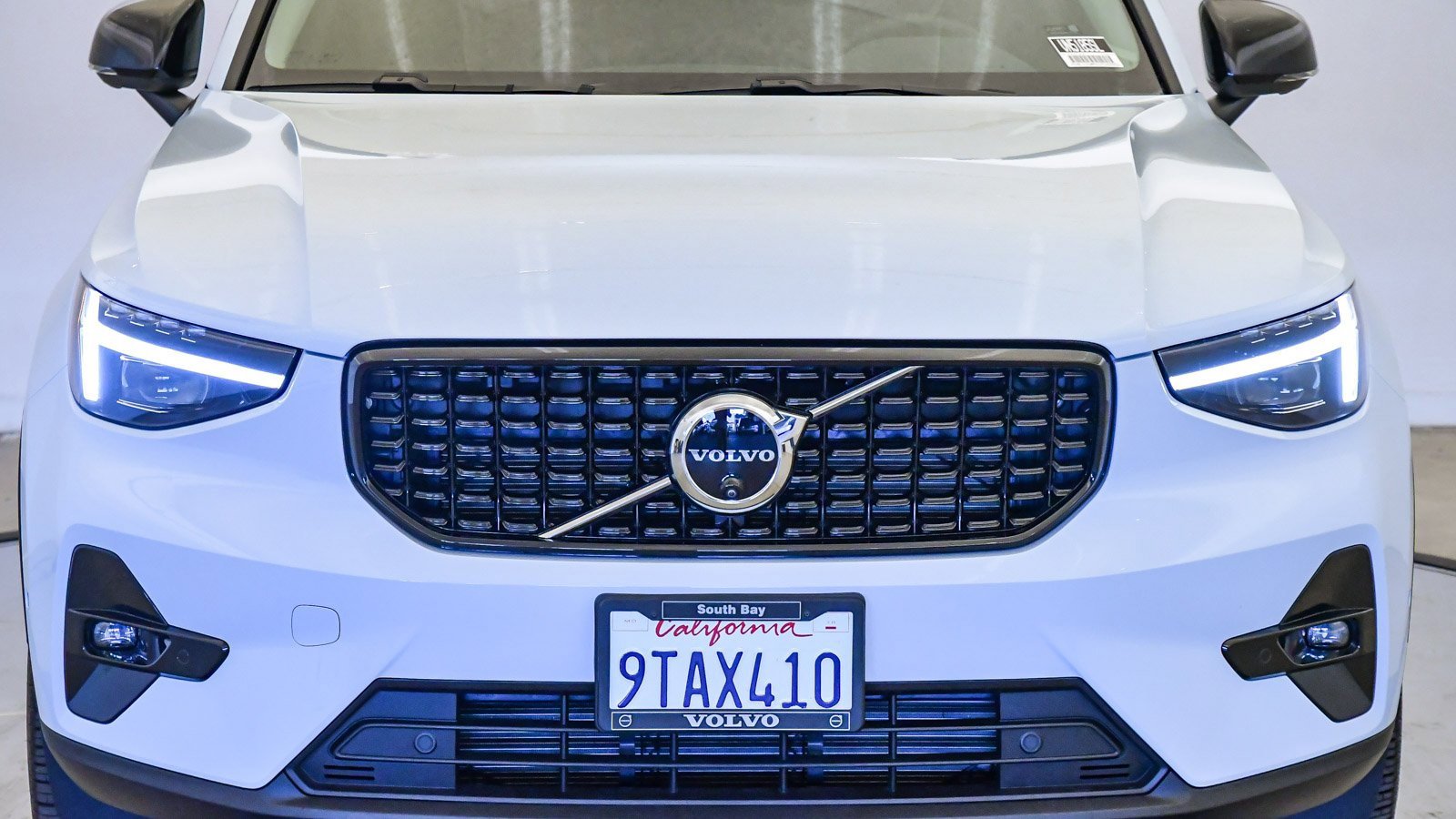 Certified 2025 Volvo XC40 B5 Ultra w/ Climate Package image 7