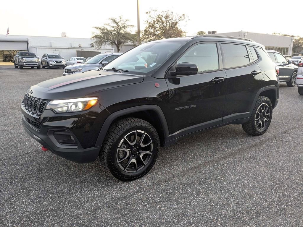 Used 2025 Jeep Compass Trailhawk w/ Trailhawk Elite Group image 8