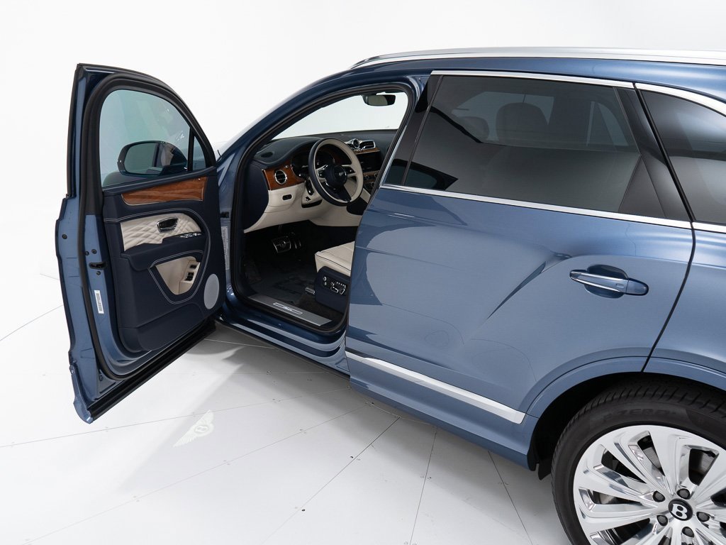 Used 2025 Bentley Bentayga image 9