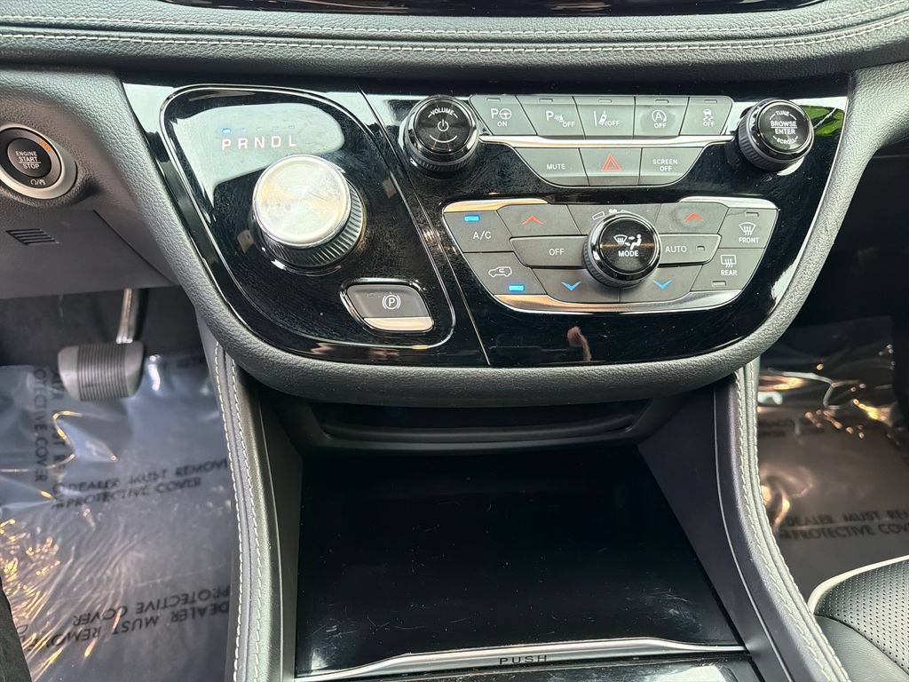 Used 2022 Chrysler Pacifica Limited w/ S Appearance Package FWD image 27