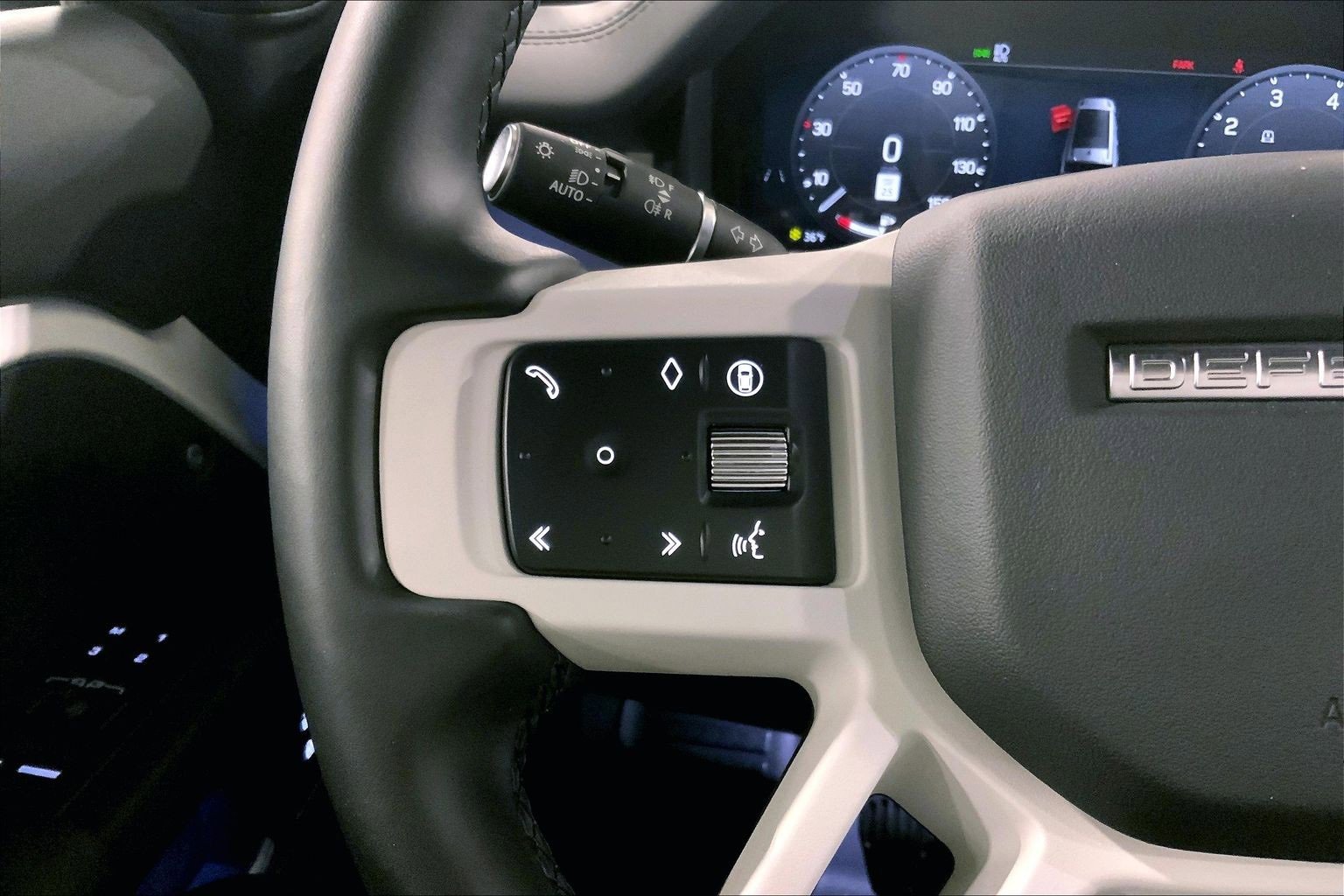 Used 2025 Land Rover Defender 130 X-Dynamic SE image 23