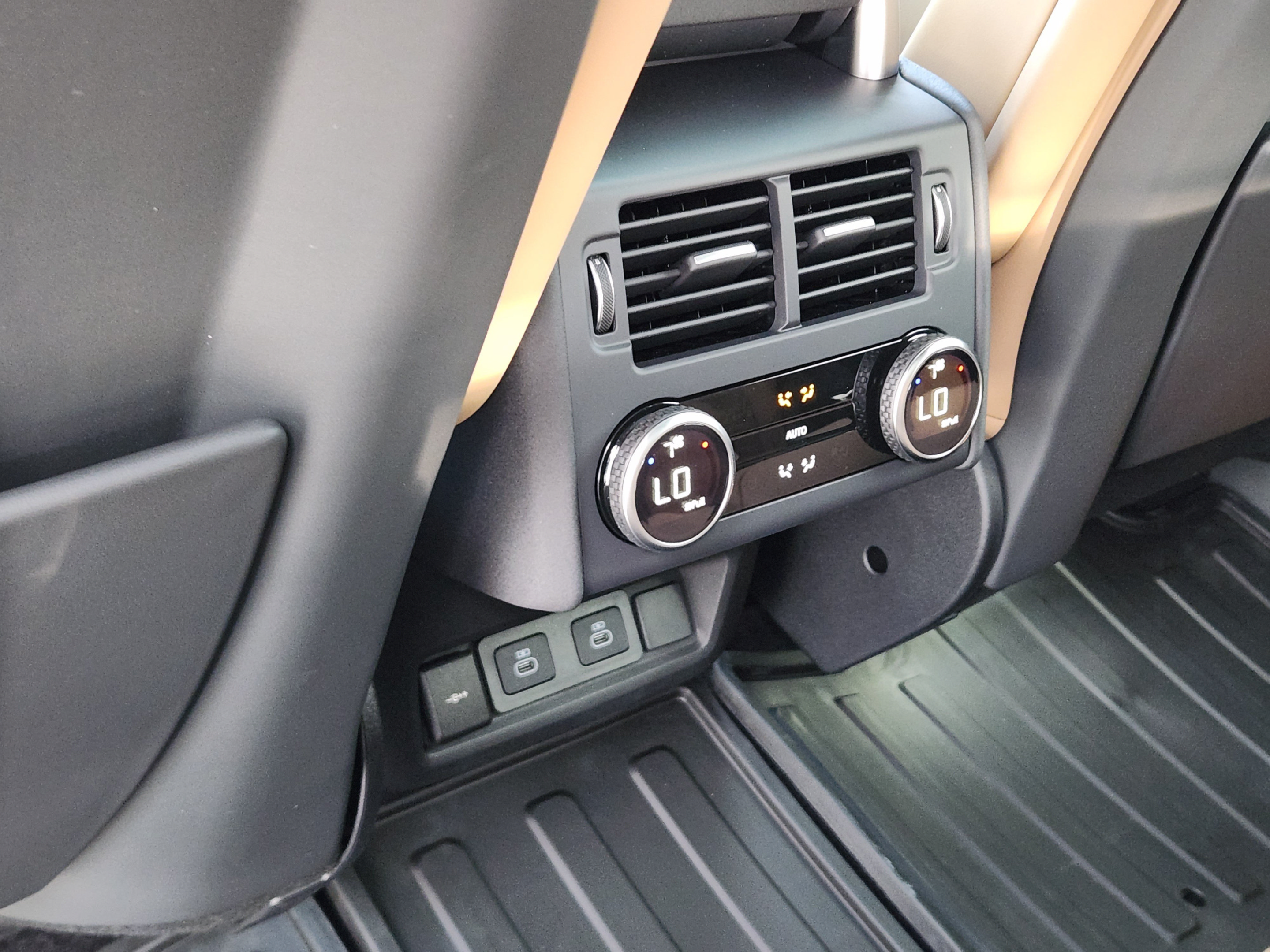 New 2026 Land Rover Discovery Limited Edition AWD/4WD image 27
