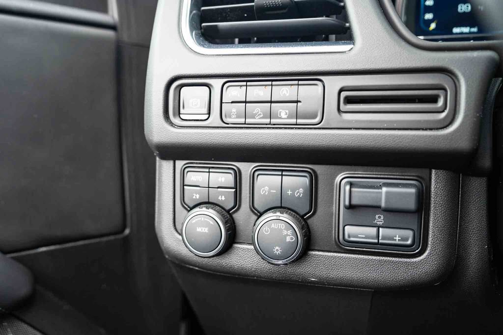 Used 2023 Chevrolet Tahoe Z71 w/ Luxury Package AWD/4WD image 13