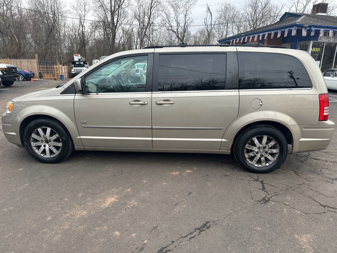 Used 2009 Chrysler Town & Country Touring image 8