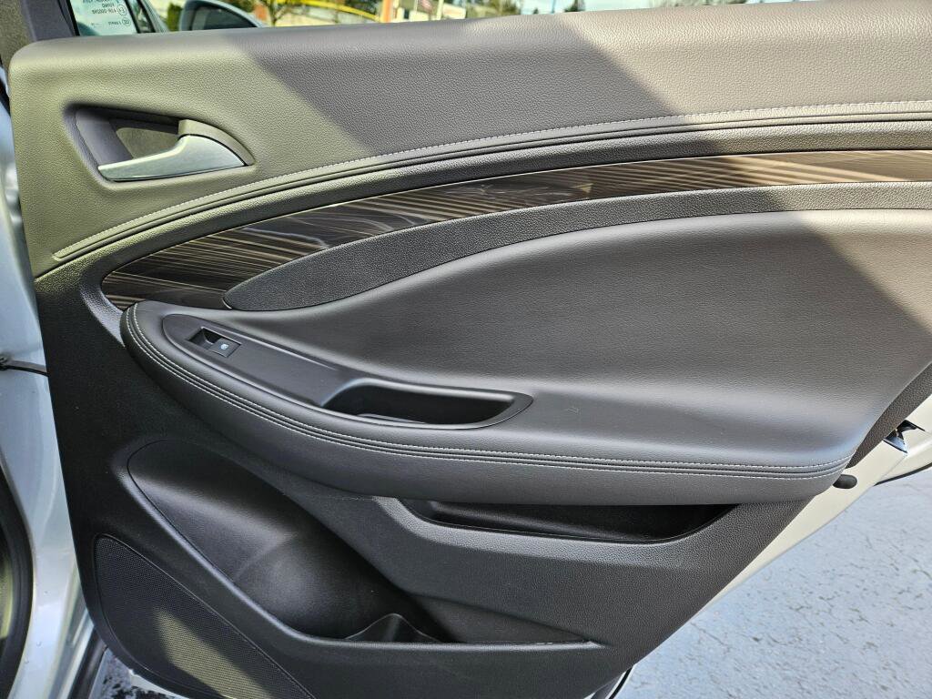 Used 2019 Buick Envision Essence image 17