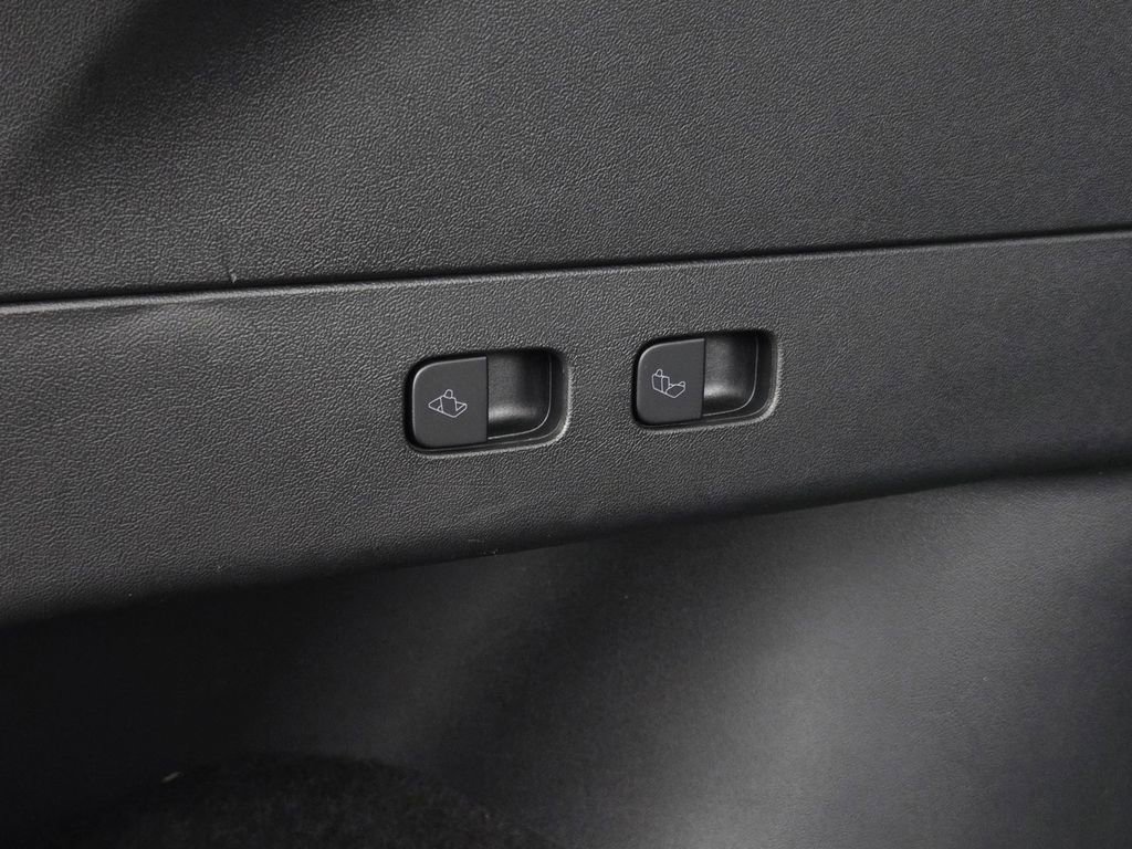 Used 2022 Tesla Model Y Long Range image 24