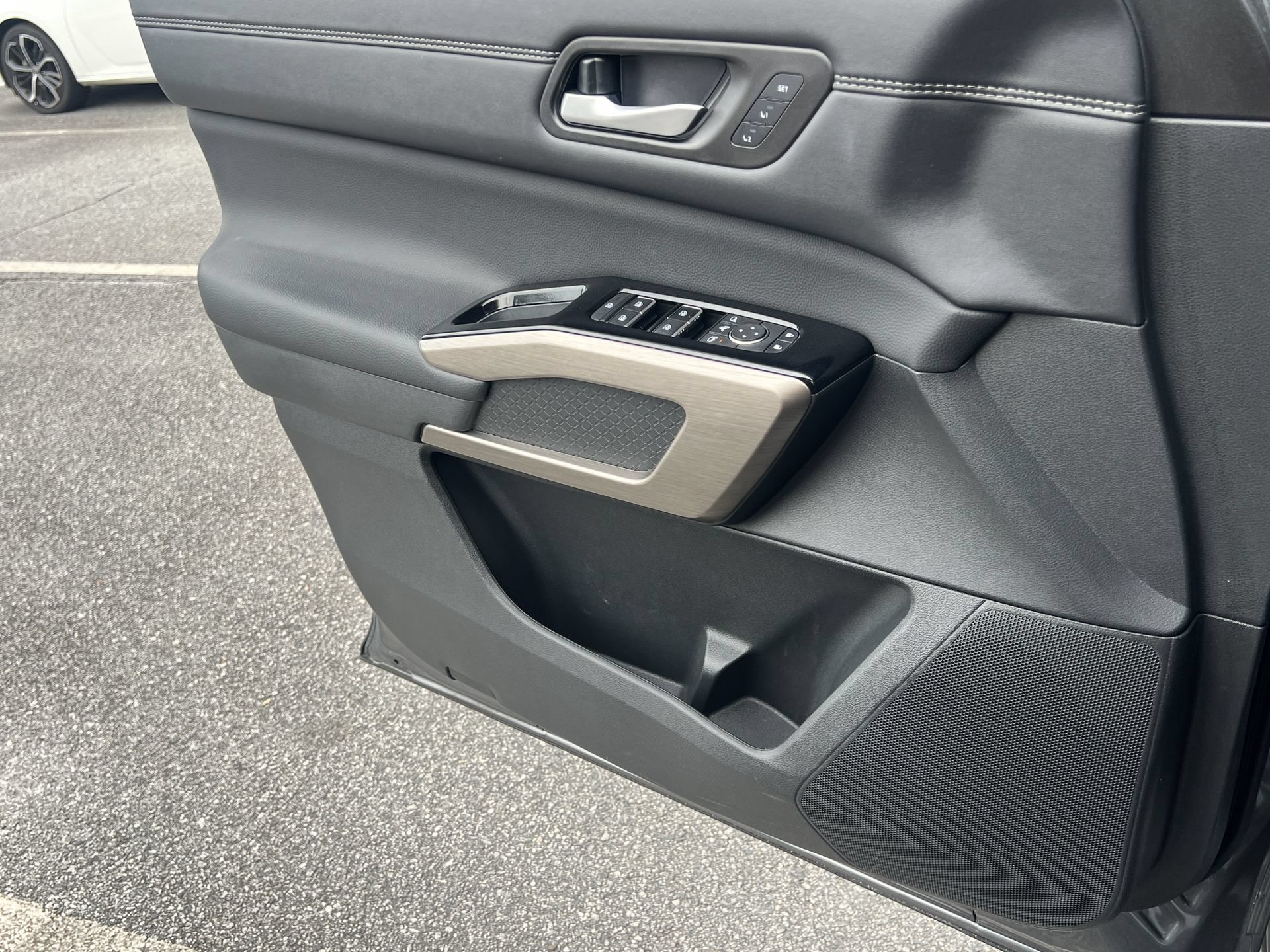 Used 2025 Nissan Pathfinder Platinum FWD image 13