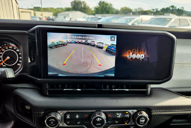 Used 2025 Jeep Wrangler Unlimited Sahara AWD/4WD image 6