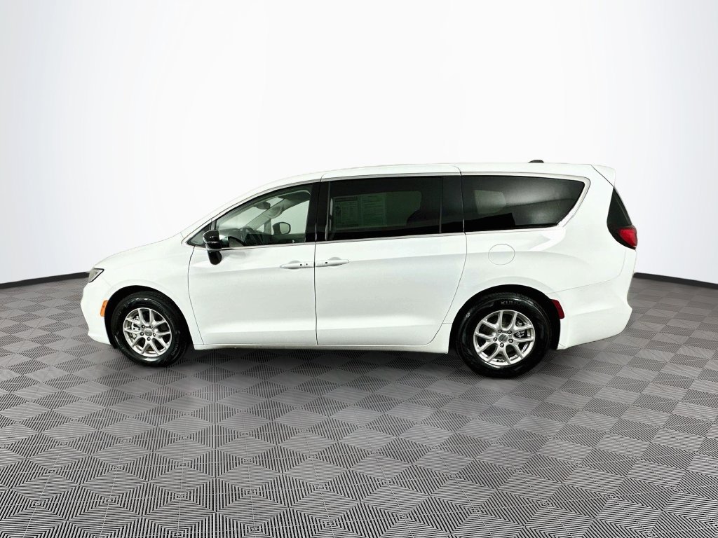 Certified 2024 Chrysler Pacifica Touring-L FWD image 6