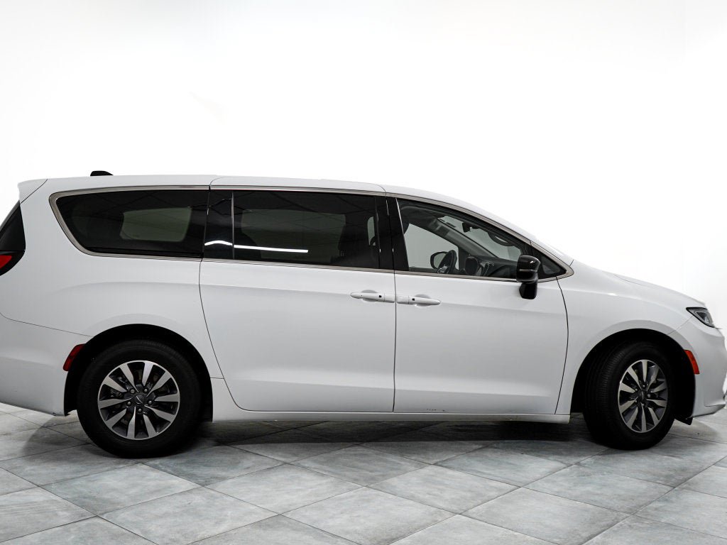 Used 2024 Chrysler Pacifica Limited FWD image 7