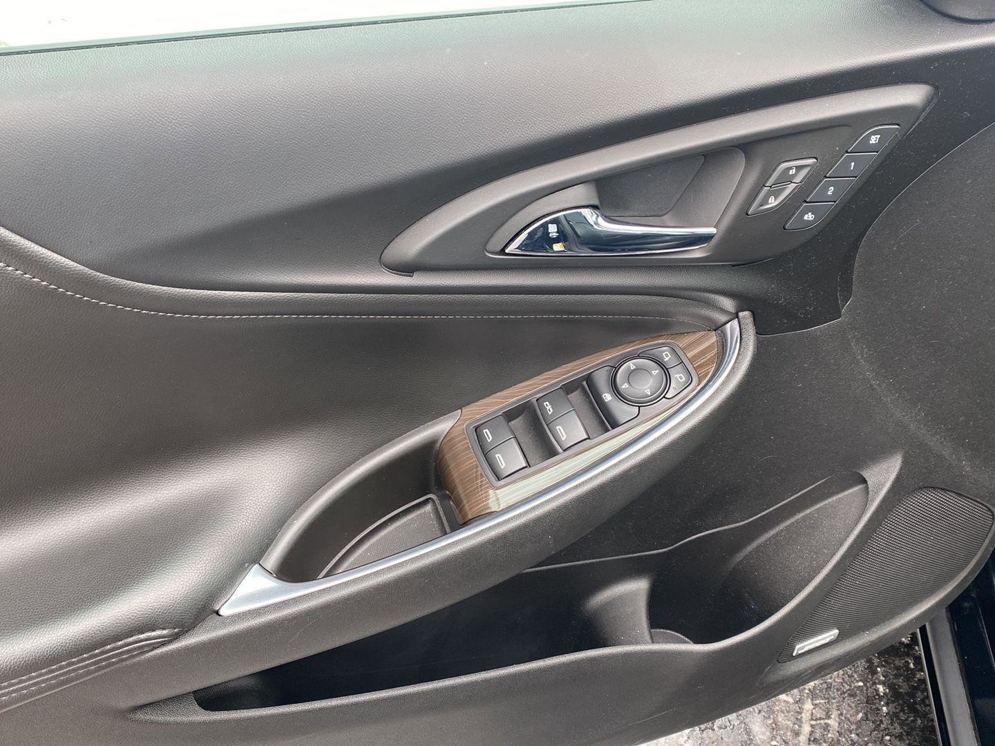 Used 2018 Chevrolet Malibu Premier w/ Premier Sun and Wheel Package image 7