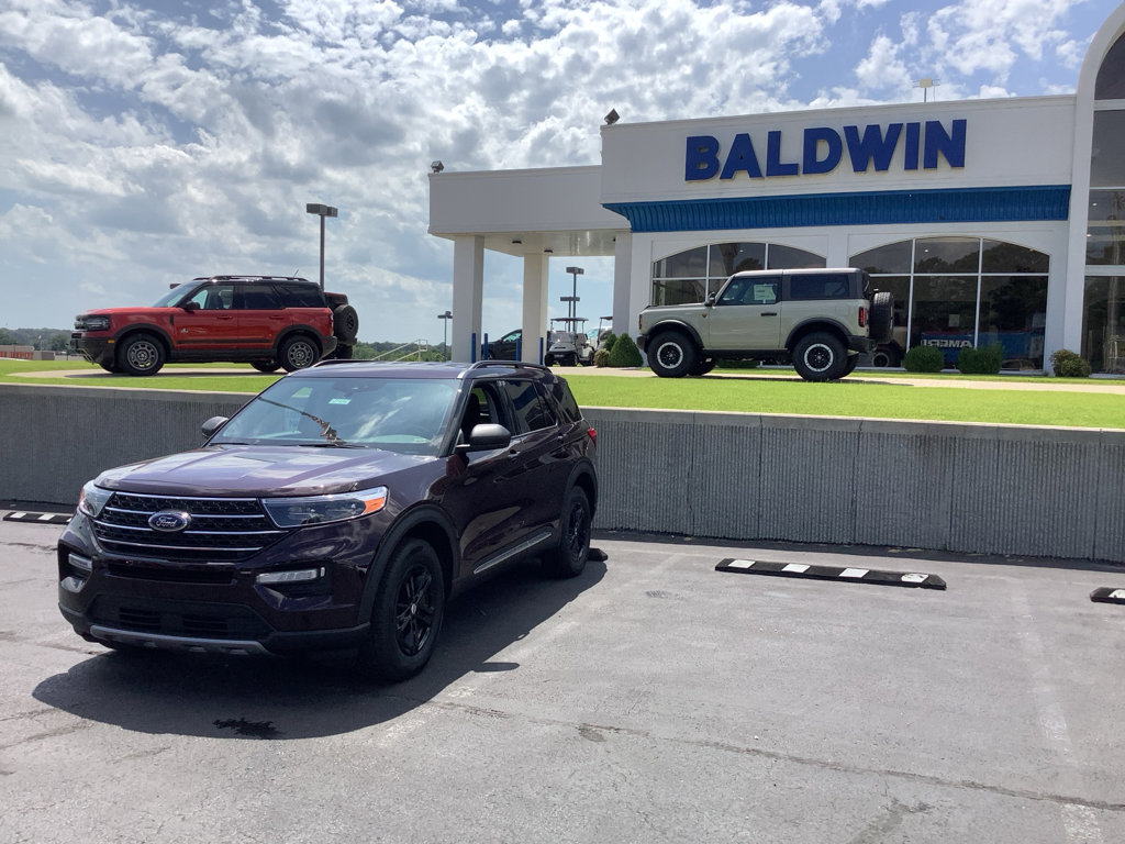 Used 2022 Ford Explorer XLT w/ Equipment Group 202A image 3