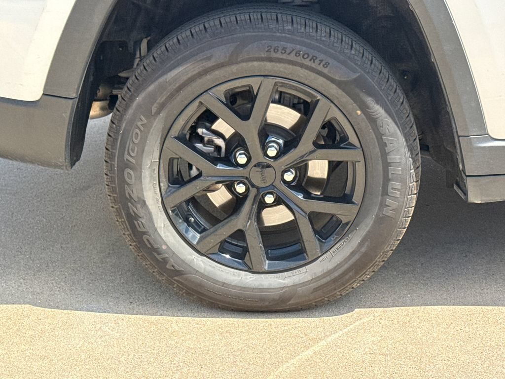 Used 2024 Jeep Grand Cherokee Altitude RWD image 9