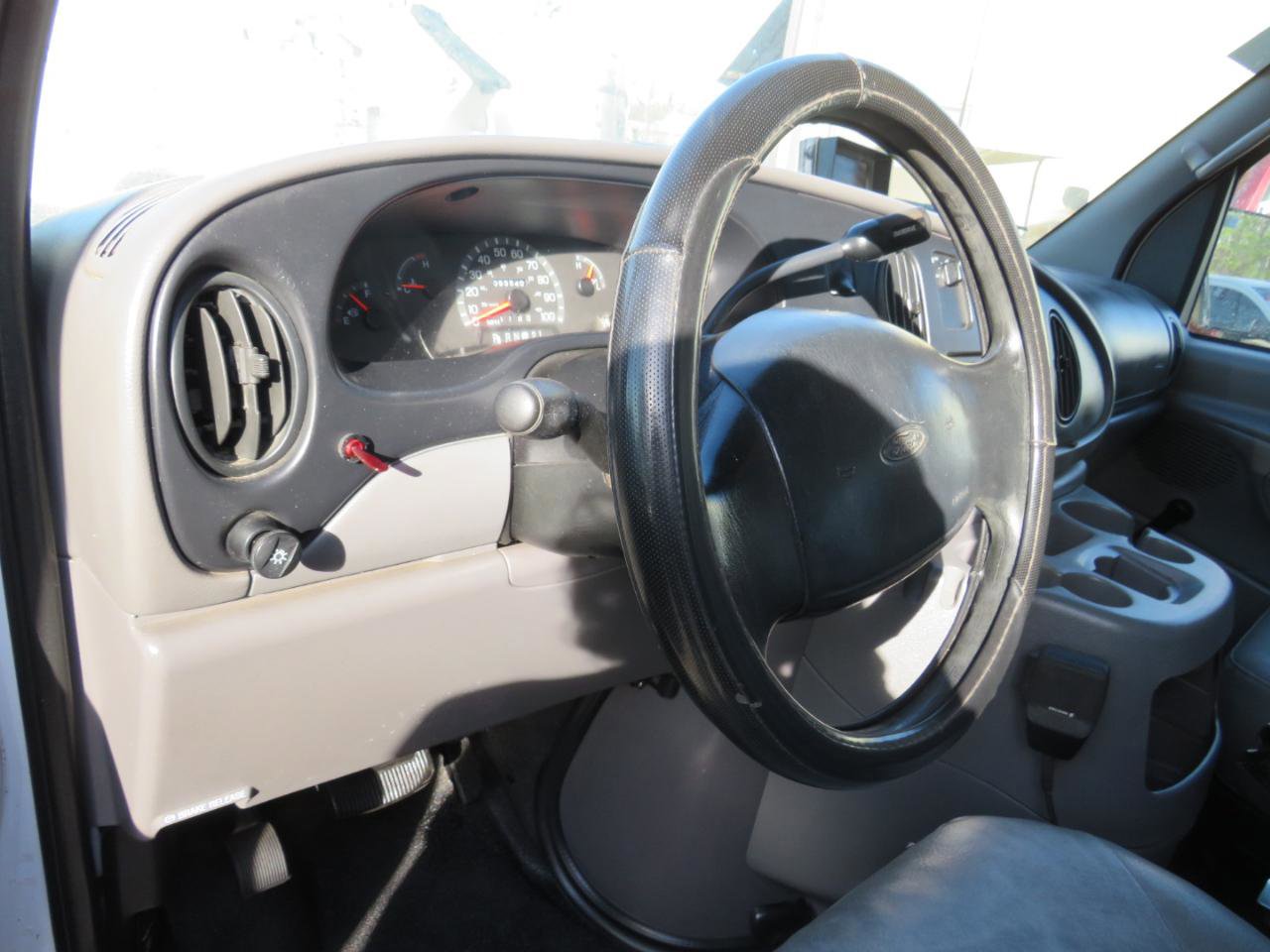 Used 2001 Ford E-150 and Econoline 150 RWD image 7