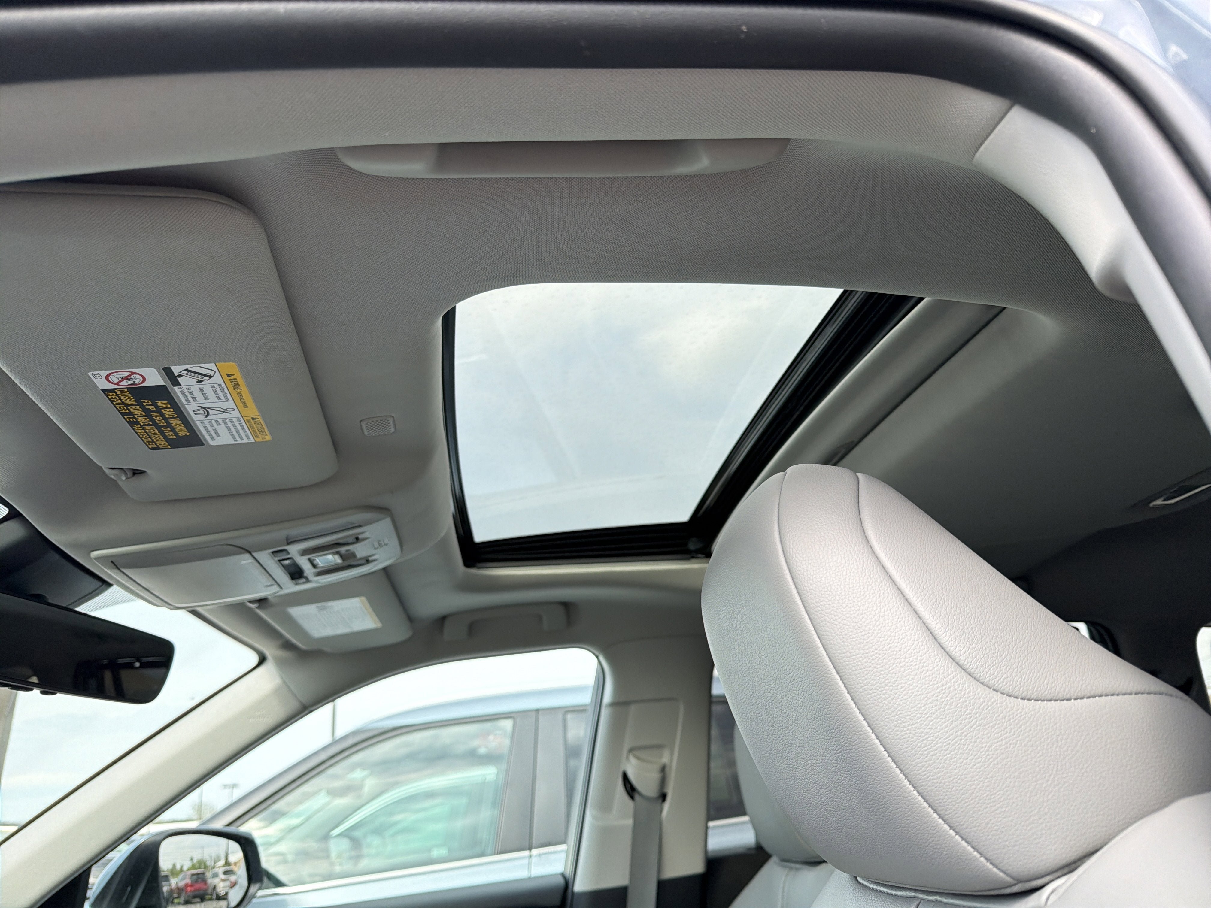 Used 2022 Toyota Highlander XLE AWD/4WD image 23