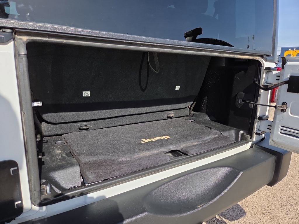 Used 2015 Jeep Wrangler Rubicon w/ Power Convenience Group image 9