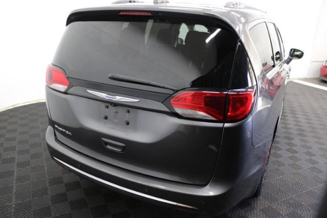 Used 2019 Chrysler Pacifica Touring-L FWD image 7