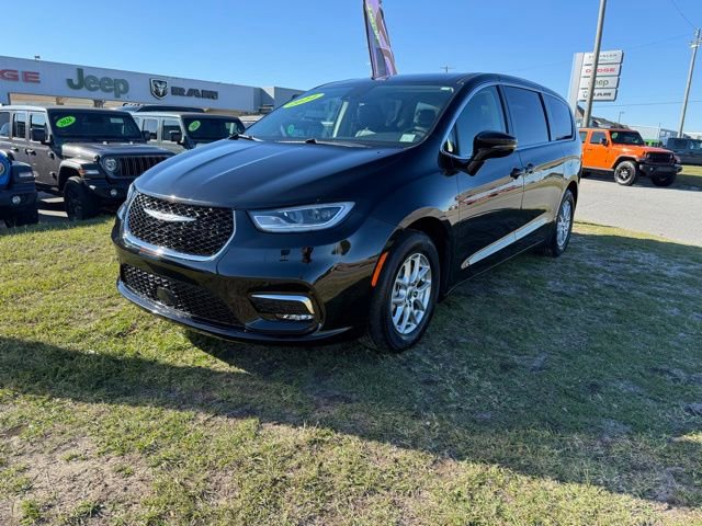 Certified 2024 Chrysler Pacifica Touring-L image 3