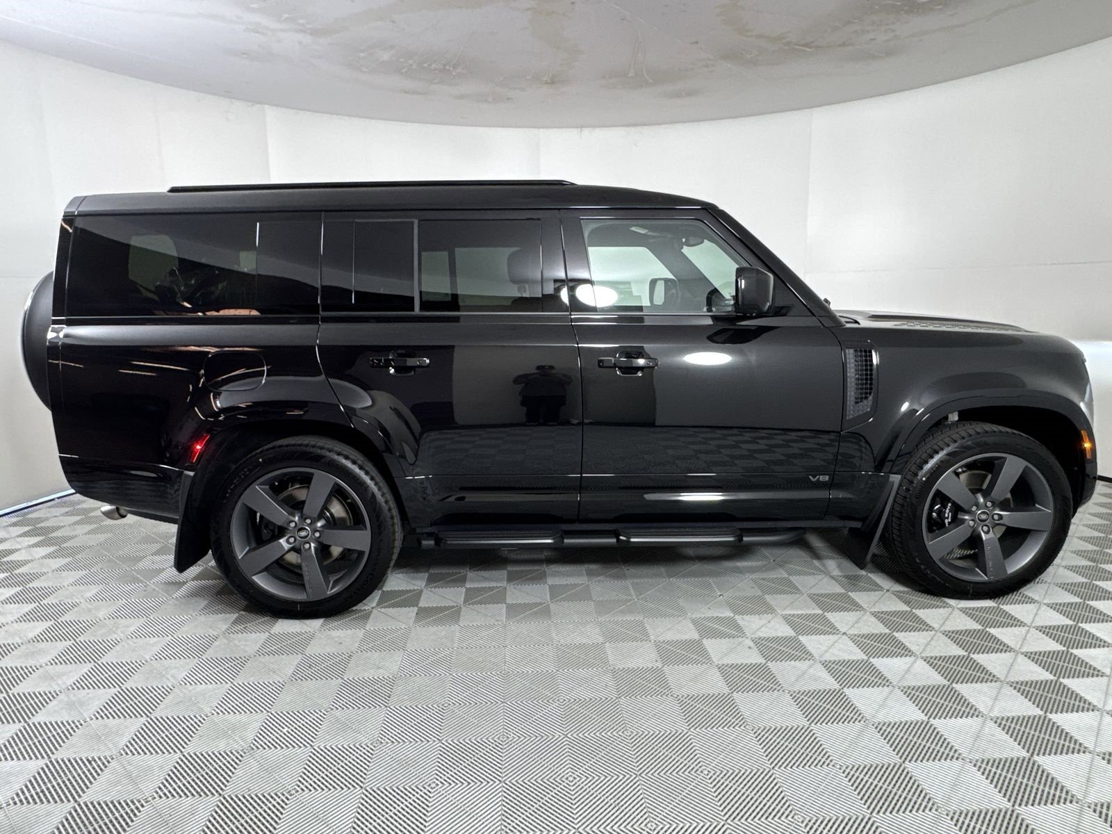 New 2025 Land Rover Defender 130 V8 image 6