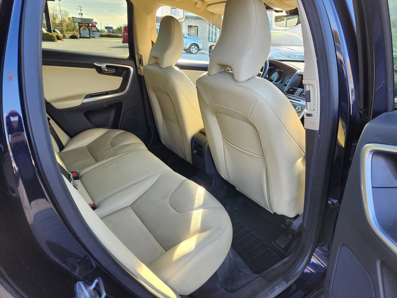 Used 2016 Volvo XC60 T5 Premier w/ Proximity Package image 16