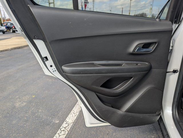 Used 2022 Chevrolet Trax LT w/ LT Convenience Package image 14