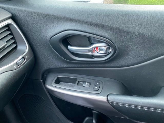 Used 2022 Jeep Cherokee Latitude Lux FWD image 19