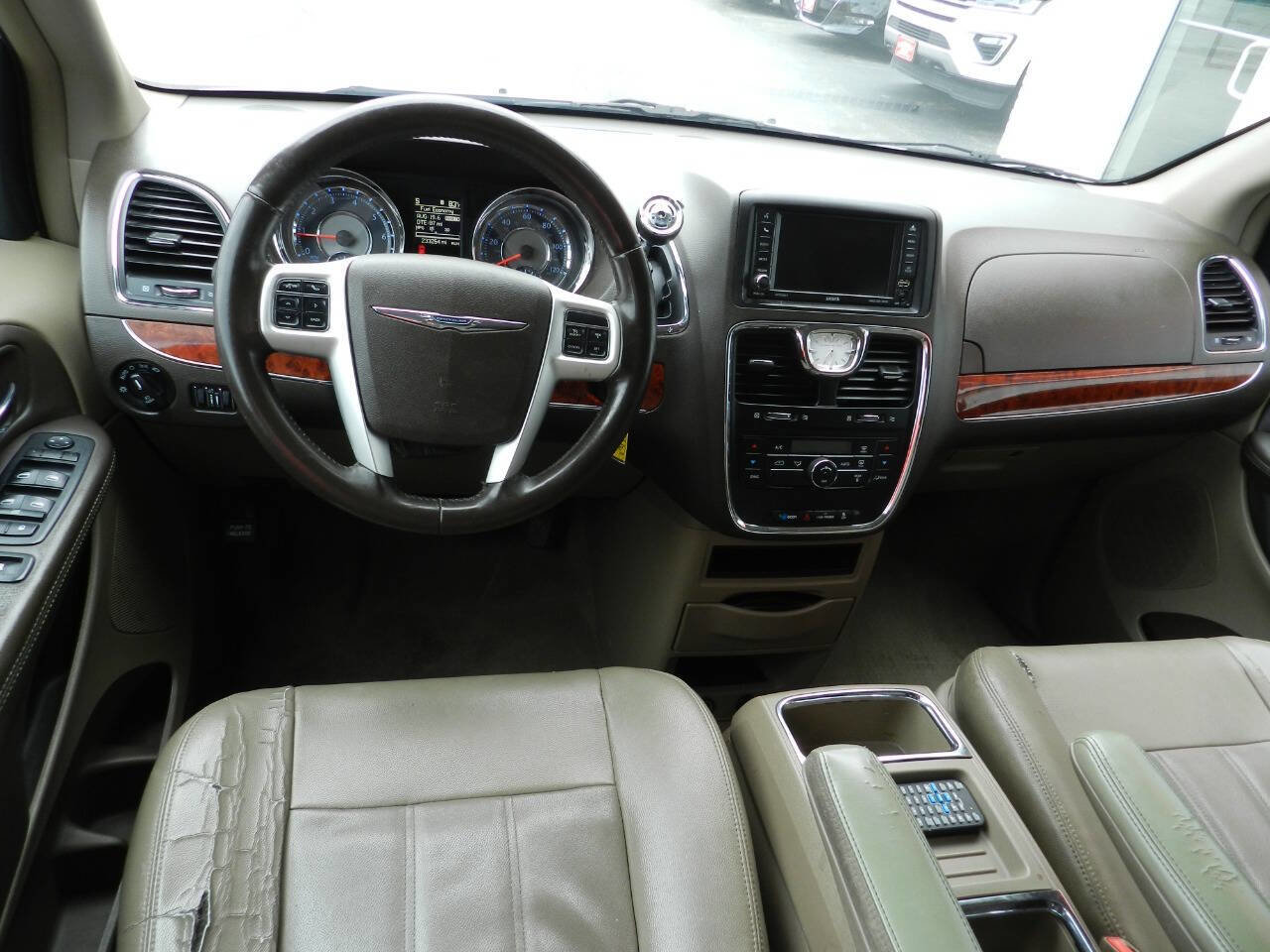 Used 2014 Chrysler Town & Country Touring FWD image 9
