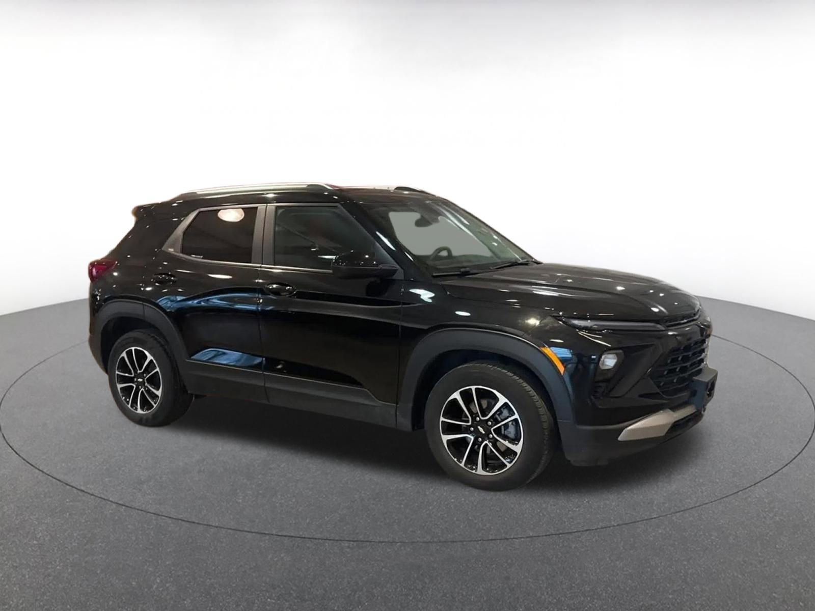 Used 2025 Chevrolet TrailBlazer LT image 2