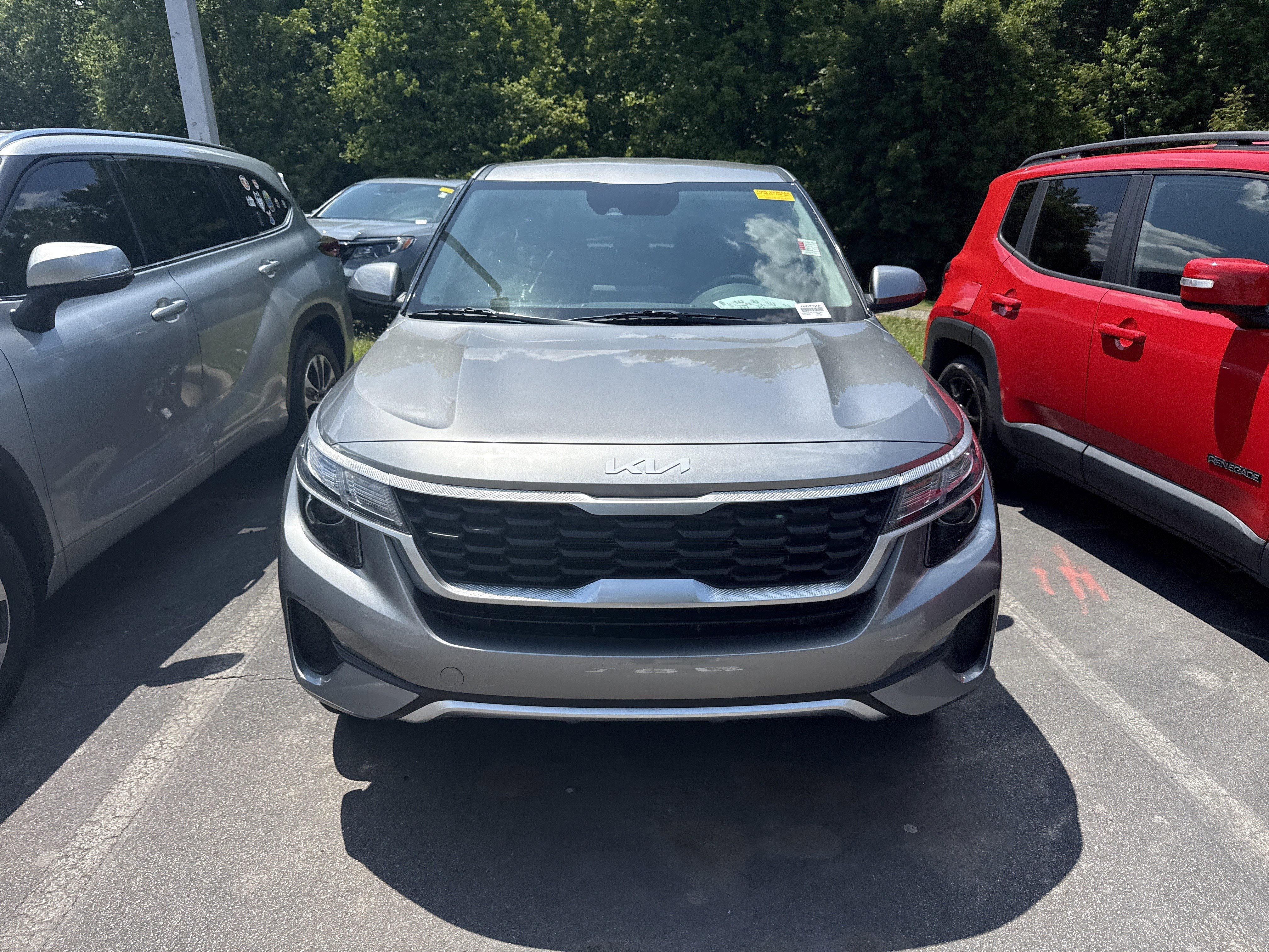 Used 2023 Kia Seltos LX AWD/4WD image 2