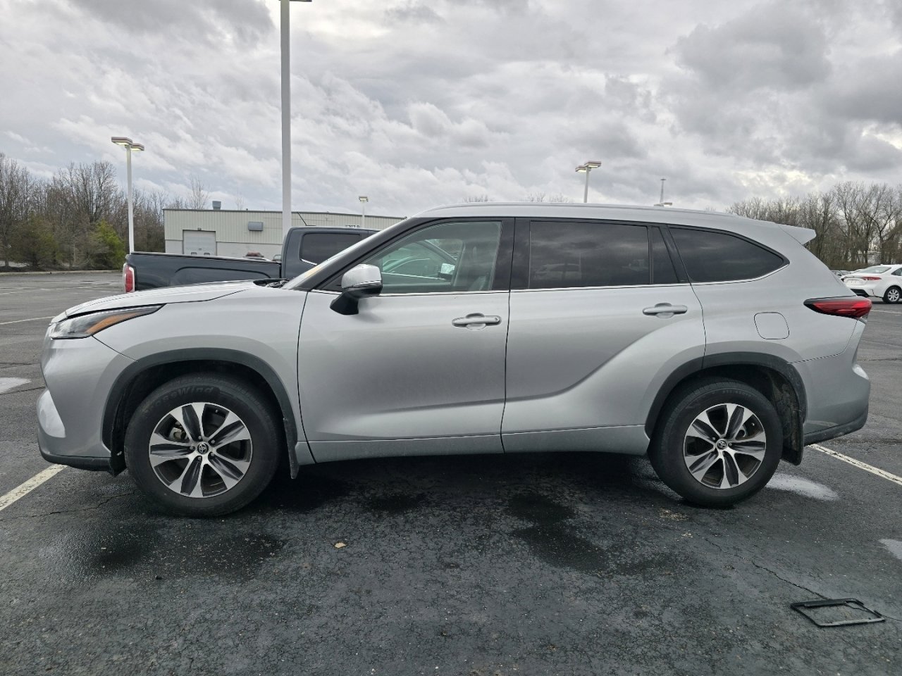 Used 2021 Toyota Highlander XLE image 4