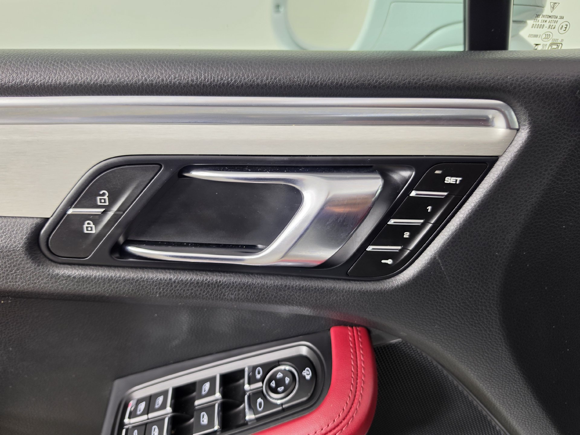 Used 2025 Porsche Macan AWD/4WD image 8