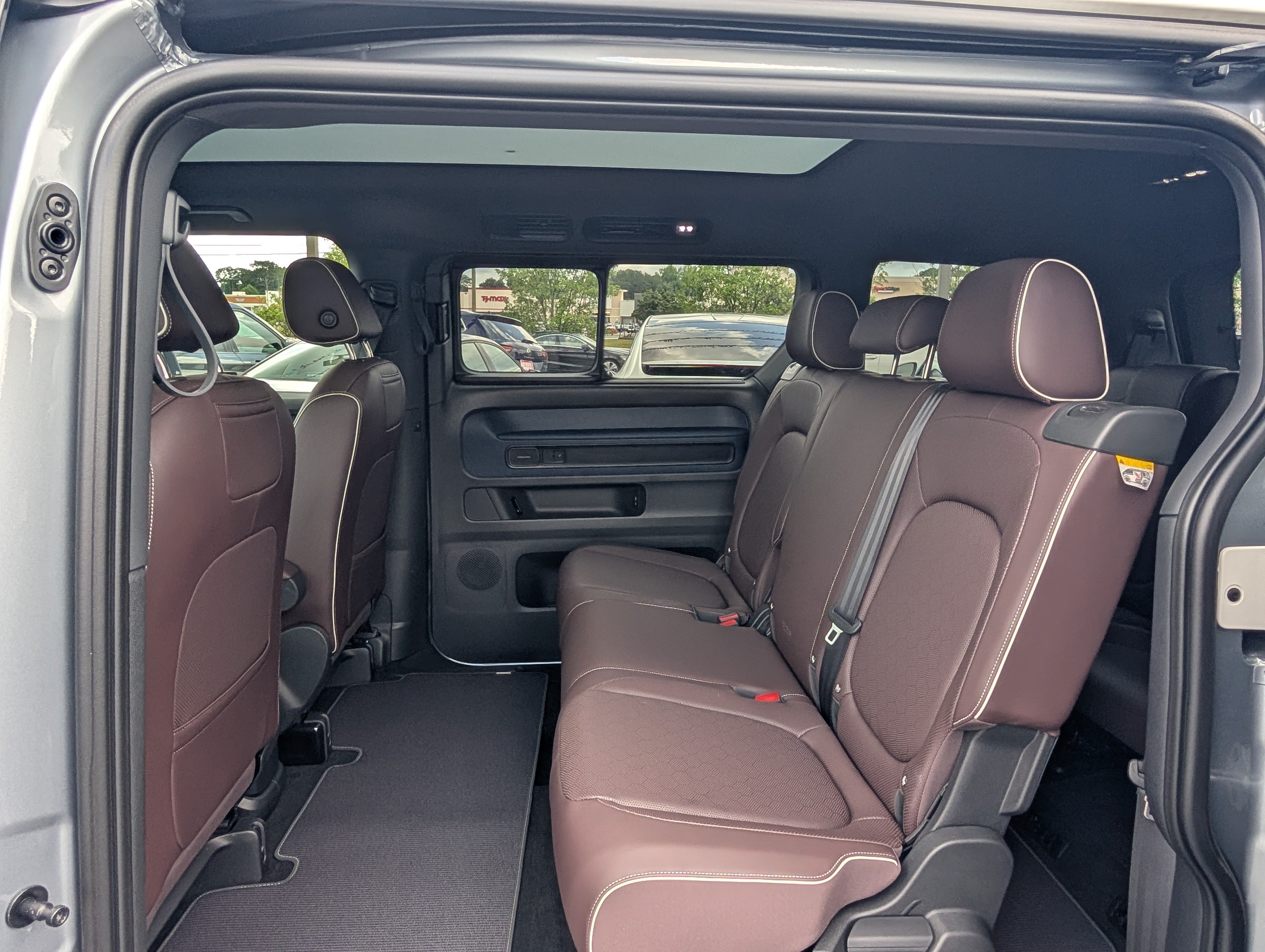 Used 2025 Volkswagen ID. Buzz Pro S Plus w/ Cupholders Package RWD image 15