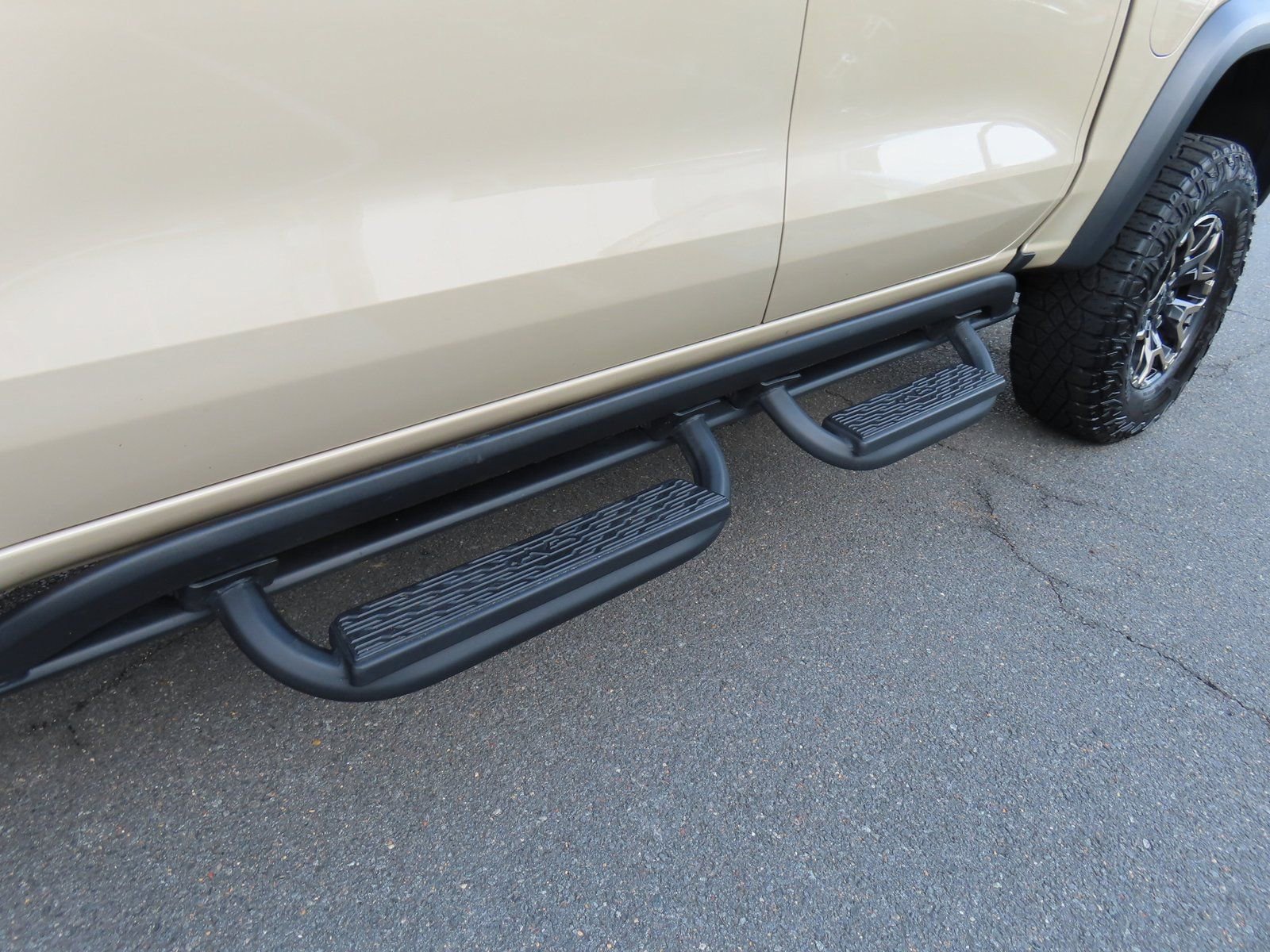 Used 2023 Chevrolet Colorado ZR2 w/ ZR2 Convenience Package III image 9