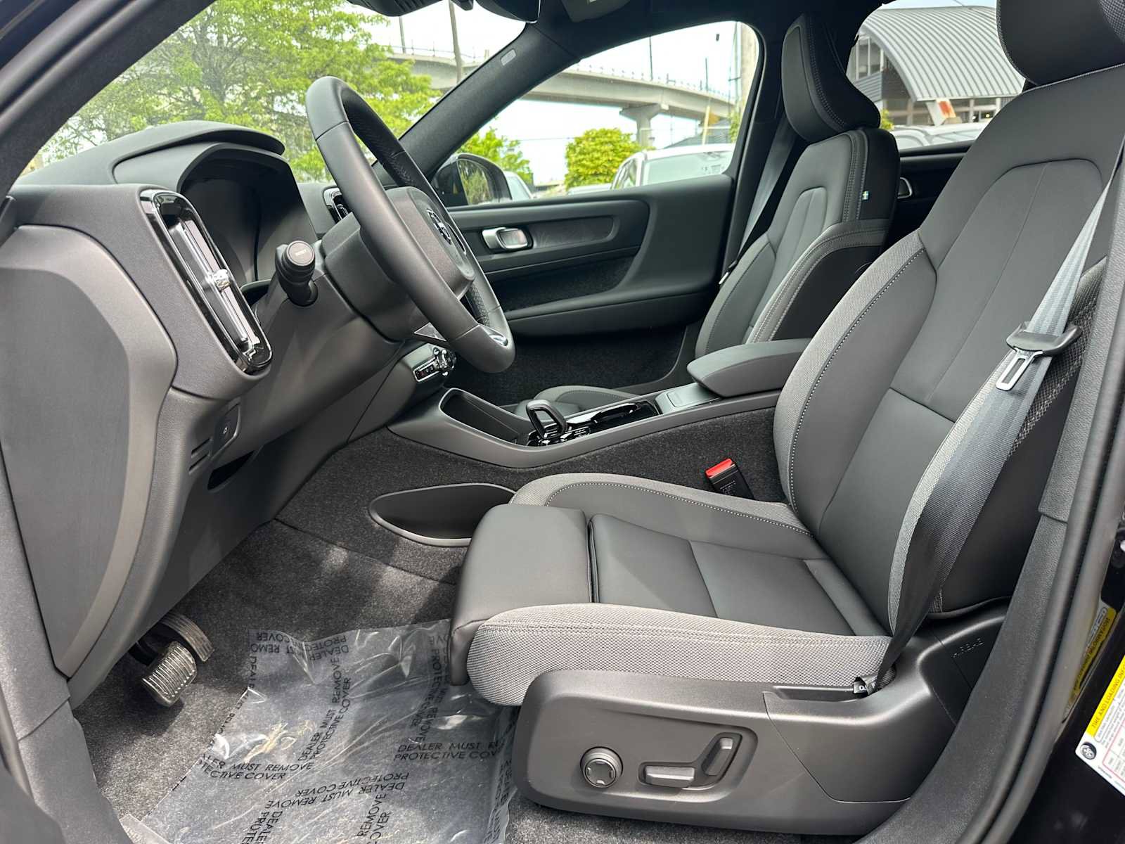 Used 2025 Volvo EX40 Core w/ Climate Package AWD/4WD image 17