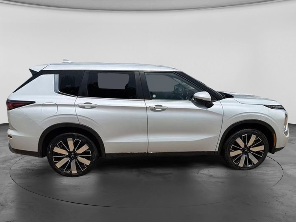 Used 2025 Mitsubishi Outlander SE FWD image 8