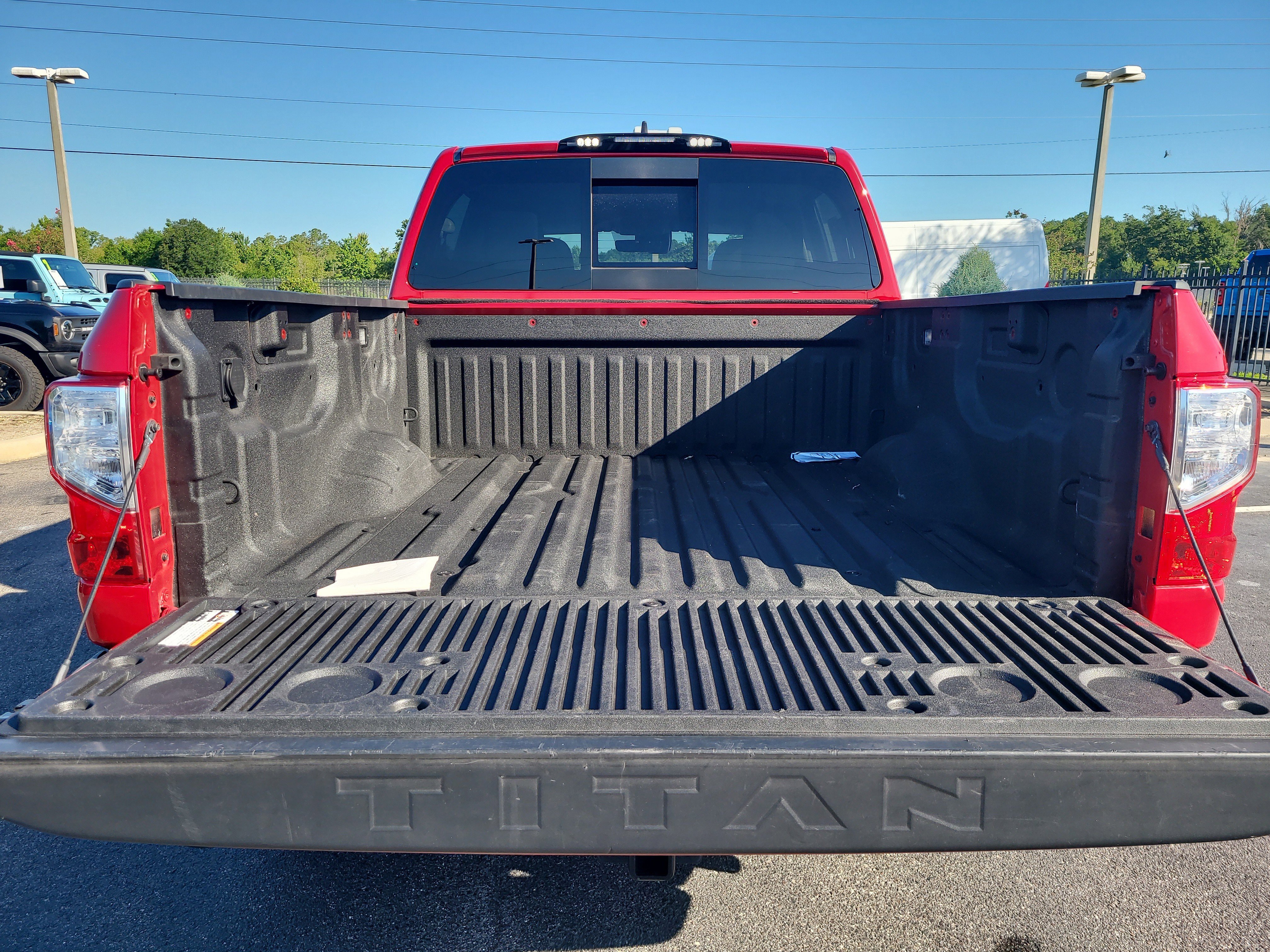 Used 2023 Nissan Titan SV w/ SV Convenience Package RWD image 8