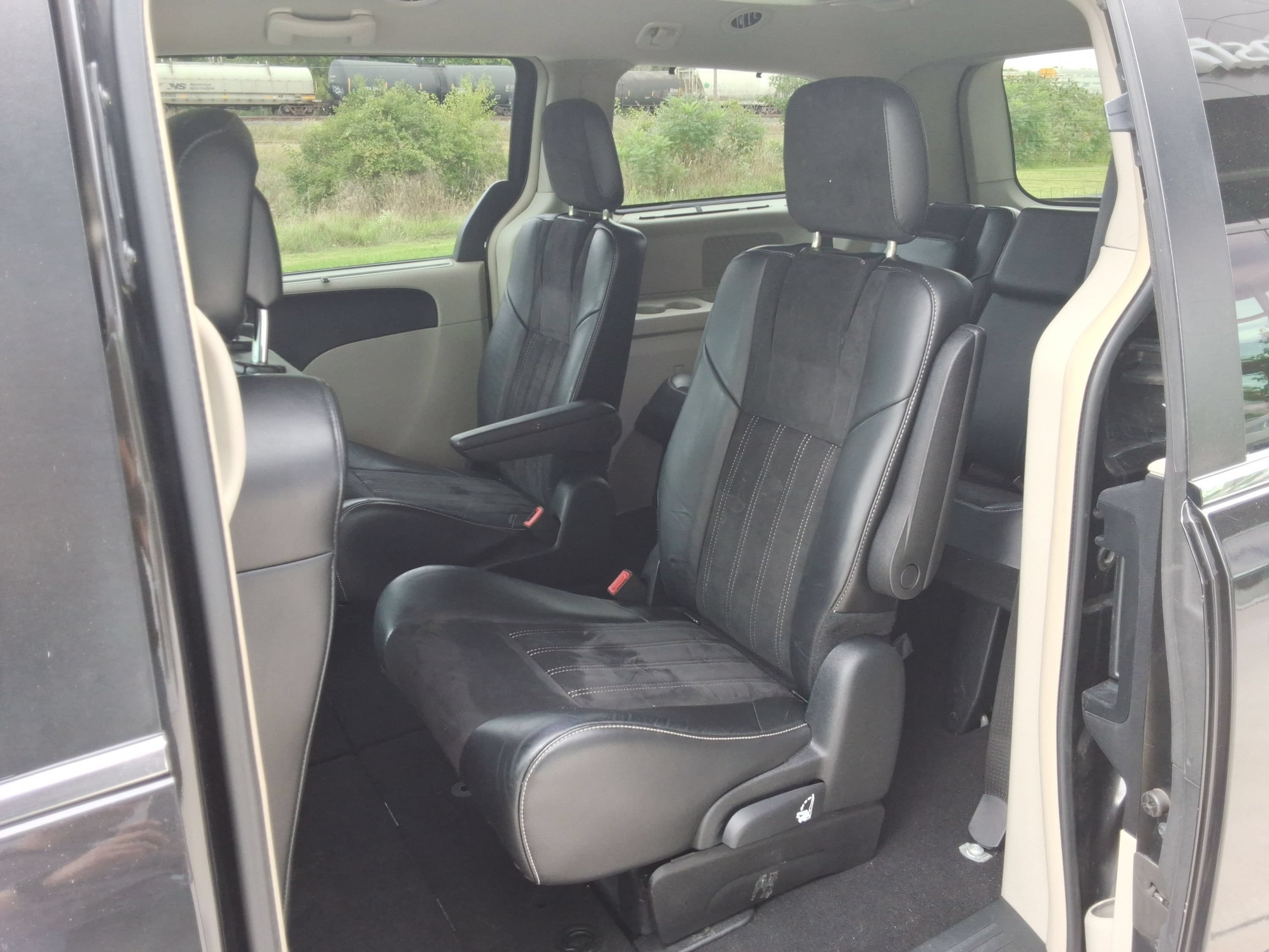 Used 2014 Chrysler Town & Country Touring-L FWD image 32