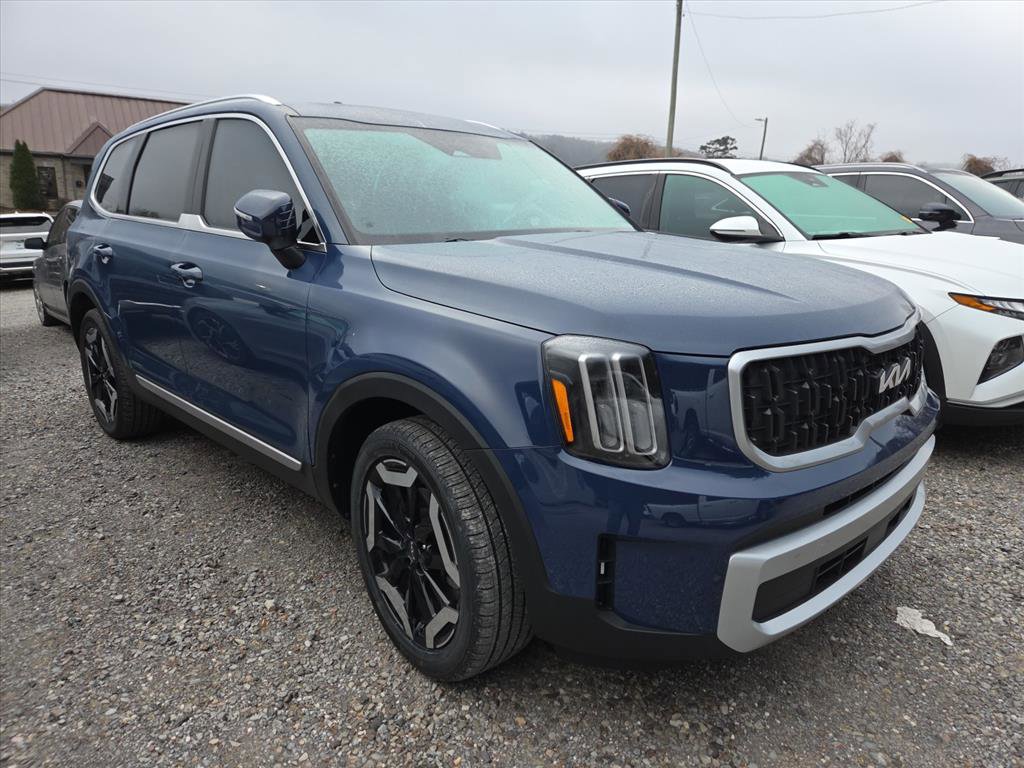 Used 2023 Kia Telluride EX w/ EX Captain's Chair Package image 3