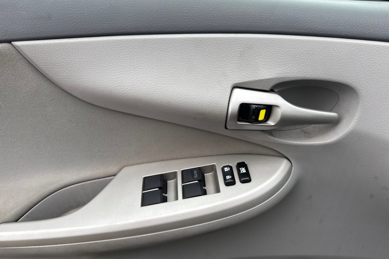 Used 2010 Toyota Corolla LE image 11